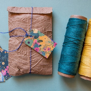 Lot de 18 étiquettes colorées faites main + fil de lin