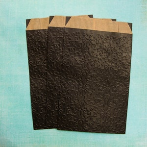 Sachets noirs à soufflet embossés, sachets cadeaux lot de 10
