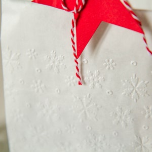 Sacchetti regalo con motivo fiocchi di neve, sacchetti a soffietto per Natale immagine 9