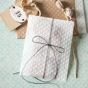 Sachets glassine blancs transparents motif cœurs en relief pour mariage ou baptême