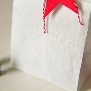 Sacchetti regalo con motivo fiocchi di neve, sacchetti a soffietto per Natale immagine 6