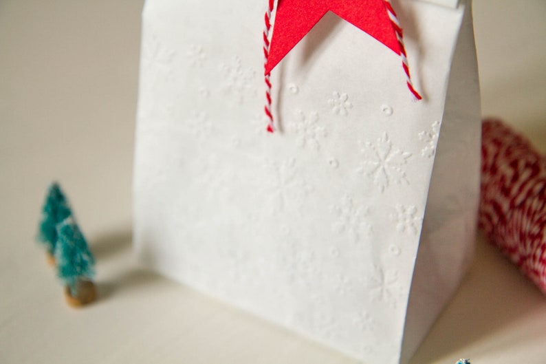 Sacchetti regalo con motivo fiocchi di neve, sacchetti a soffietto per Natale immagine 6