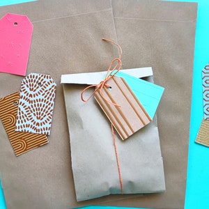 Lot de 24 étiquettes colorées faites main + fil de lin