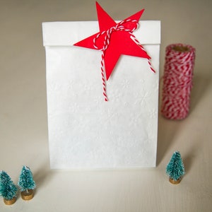 Sacchetti regalo con motivo fiocchi di neve, sacchetti a soffietto per Natale immagine 8