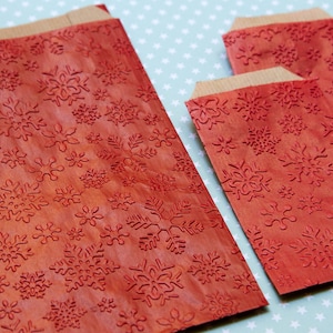 Sachets kraft rouges motif flocons pour Noël Lot de 10 au choix