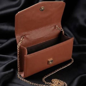 Torebka typu crossbody ze skóry w kolorze koniaku, vintage'owe złote okucia z łańcuszkiem