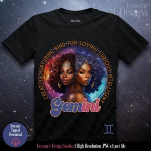 Op de afbeelding: Zwart T-shirt met een kleurrijke illustratie van een Tweelingen sterrenbeeld. De illustratie toont twee vrouwen met een donkere huidskleur, een met bruin haar en de andere met blauw haar. De tekst "Gemini" is geschreven in een kleurrijk, gestileerd lettertype. De tekst "CREATIVE+NURTURING+KIND+FUN-LOVING+CURIOUS+INTELLIGENT" is geschreven in een cirkel rond de illustratie. Het Tweelingen symbool bevindt zich in de rechter benedenhoek.
