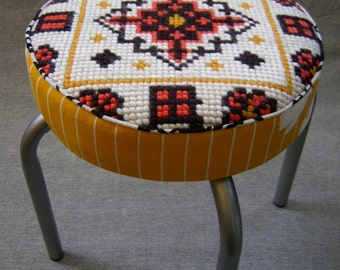 Tabouret Orange géométrique, siège de broderie, upcycle, tabouret tissu vintage, noir blanc jaune orange, chambre d’enfant