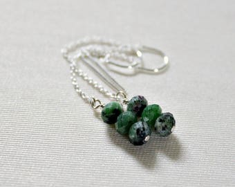 Dainty Long Dangles, Boucles d’oreilles Ruby Zoisite, Fait à la main, Argent Sterling, Cadeau d’anniversaire pour sœur, Gemstone Threader Boucles d’oreilles Meilleur Ami Cadeau