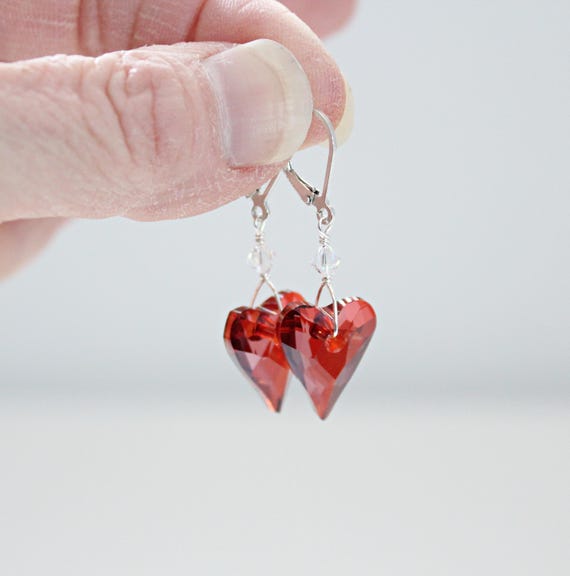 Orecchini Pendenti con Cuori Sacri, Perle di Fiume e Corallo Rosso