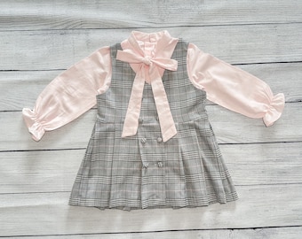 Vestido peto a cuadros con blusa rosa: Conjunto de algodón plisado