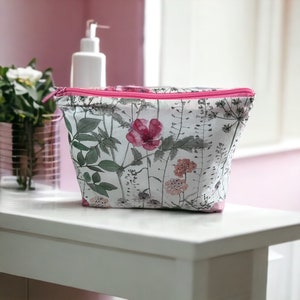 Kosmetyczka Irma Meadow marki Liberty London.