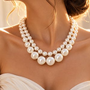 Elegante Mehrreihige Kunstperlenkette, Weiße Statement Perlen im Klassischen Stil