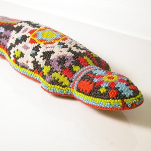 Vintage Huichol Eidechse Perlenarbeit Helle Farben - 1,5 mm Perlen - Glas Perlen Bunte Große Iguan Figur aus Holz - Mexiko