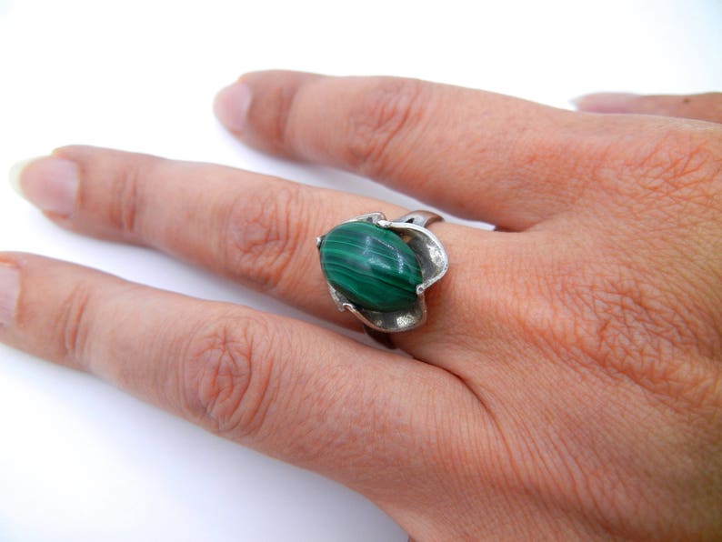 •MALACHITE OVAL - DOTTIE• split band silver ring (size 6)