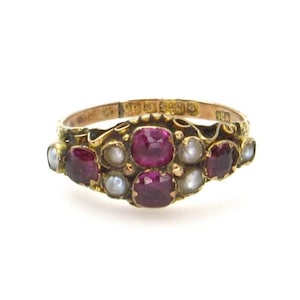 Anillo de cristal de amatista georgiana tardía y perla de semilla en oro amarillo de 9 quilates, Tamaño 5,5, Anillo inglés Nathan Brothers, Raro n.º 5661