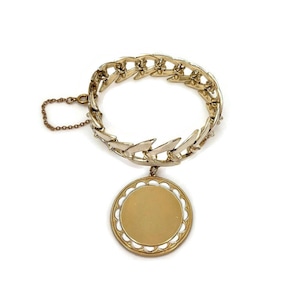 Vintage Coro Bracelet with 35 mm Round Medal Pendant - White Enamel Gold Tone - 7.5&quot; long or 18.5 cm - V Shape Links - Designer # 5574