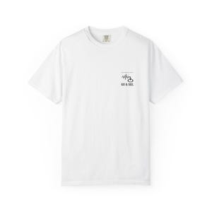 Könnte beinhalten: Ein weißes kurzärmeliges T-Shirt mit einer kleinen schwarzen Grafik auf der linken Brust. Das Design zeigt eine Herzschlaglinie, ein kreisförmiges Pfeilsymbol und den Text "GO & SEE." in einer serifenlosen Schrift darunter.