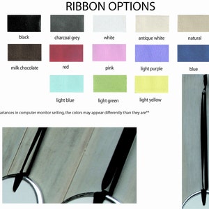 Op de afbeelding: Een tabel met 12 verschillende lintkleuren, waaronder zwart, antraciet, wit, antiek wit, naturel, melkchocolade, rood, roze, lichtpaars, blauw, lichtblauw, lichtgroen en lichtgeel. De tekst "RIBBON OPTIONS" staat bovenaan de tabel. De tekst "vanwege variaties in de instellingen van de computermonitor kunnen de kleuren er anders uitzien dan ze in werkelijkheid zijn" staat onderaan de tabel.