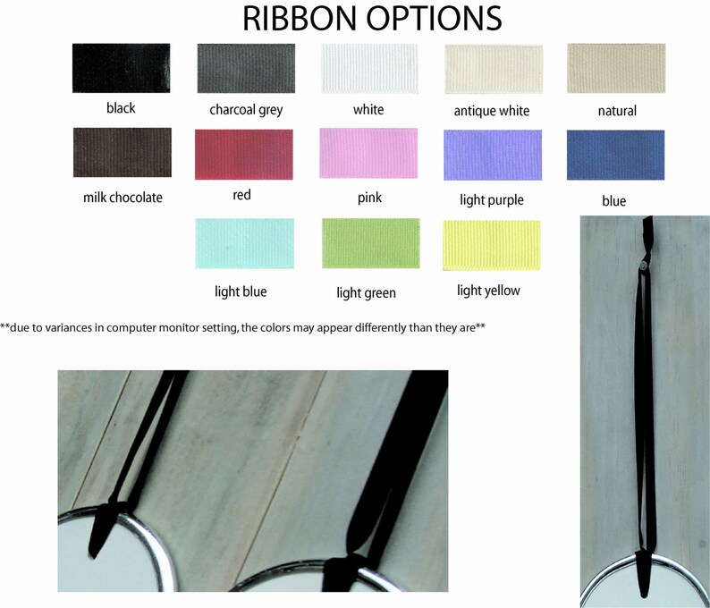 Op de afbeelding: Een tabel met 12 verschillende lintkleuren, waaronder zwart, antraciet, wit, antiek wit, naturel, melkchocolade, rood, roze, lichtpaars, blauw, lichtblauw, lichtgroen en lichtgeel. De tekst "RIBBON OPTIONS" staat bovenaan de tabel. De tekst "vanwege variaties in de instellingen van de computermonitor kunnen de kleuren er anders uitzien dan ze in werkelijkheid zijn" staat onderaan de tabel.