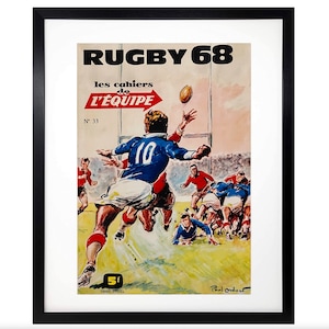 Könnte beinhalten: Ein Vintage-Poster für Rugby 68, ein französisches Sportmagazin. Das Poster zeigt eine farbenfrohe Illustration eines laufenden Rugby-Spiels mit Spielern in blauen und roten Trikots. Der Text auf dem Poster lautet "Rugby 68, les cahiers de L'Equipe, N° 33, 5f".