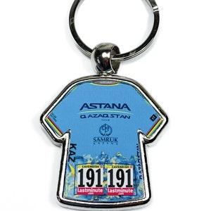 Llavero de metal con el maillot ciclista Astana del Tour de Francia 2024 de Mark Cavendish. Proyecto 35. Regalo de ciclismo. Recuerdos de ciclismo. Aficionado al ciclismo.