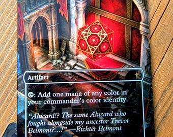Può includere: Una carta collezionabile rettangolare intitolata Arcane Signet che mostra un artefatto geometrico rosso brillante che fluttua in una camera di pietra. Il testo recita: Add one mana of any color in your commander's color identity. Alucard!? The same Alucard who fought alongside my ancestor Trevor Belmont?...! —Richter Belmont.