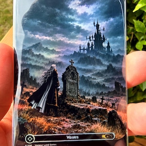 K&ouml;nnte beinhalten: Eine rechteckige Sammelkarte mit einer dunklen, atmosph&auml;rischen Landschaft und einem hohen gotischen Schloss auf einem fernen H&uuml;gel. Im Vordergrund steht eine Figur mit langem wei&szlig;em Haar vor einem Grabstein mit der Aufschrift Dracula. Unten steht der Text Wastes.