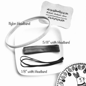 Op de afbeelding: Drie haarbanden in verschillende breedtes: een witte nylon haarband, een grijze haarband van 1,6 cm breed en een zwarte haarband van 0,3 cm breed. De tekst "Bibidi Babidi Bow" en "www.bibidibabidibow.etsy.com" staat gedrukt op een wit label.