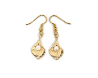 Gold flower petal earring with a pearl