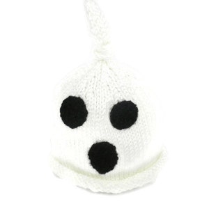 Puede incluir: Un gorro de fantasma blanco tejido con tres detalles circulares negros para los ojos y la boca. El gorro tiene forma redondeada con una parte superior anudada. El gorro est&aacute; dise&ntilde;ado para beb&eacute;s y ni&ntilde;os.