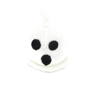 Puede incluir: Un gorro de fantasma blanco tejido con tres rasgos faciales circulares negros. El gorro tiene forma redondeada con una parte superior anudada. El gorro est&aacute; dise&ntilde;ado para beb&eacute;s y ni&ntilde;os peque&ntilde;os.