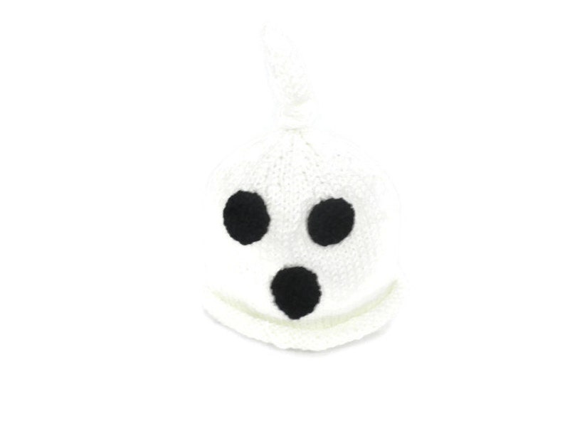 Puede incluir: Un gorro de fantasma blanco tejido con tres rasgos faciales circulares negros. El gorro tiene forma redondeada con una parte superior anudada. El gorro est&aacute; dise&ntilde;ado para beb&eacute;s y ni&ntilde;os peque&ntilde;os.