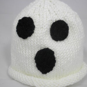 Puede incluir: Un gorro blanco tejido con tres detalles circulares negros, que se asemejan a un fantasma. El gorro tiene un borde doblado y est&aacute; hecho de un hilo suave y texturizado. Este gorro hecho a mano es ideal para Halloween o fiestas de disfraces.