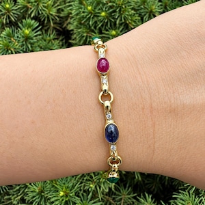 Armband i 18k gult guld med cabochonbezel, rubin, safir, smaragd och diamantlänk
