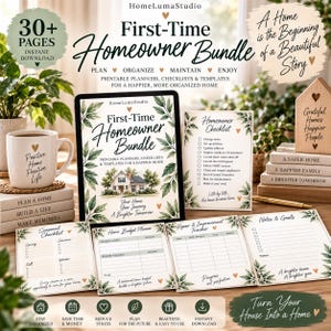 Op de afbeelding: Een digitale First-Time Homeowner Bundle met printbare planners, checklists en sjablonen. De set bevat een tabletweergave, een checklist voor huiseigenaren, een seizoensplanner, een budgetplanner, een reparatietracker en notitiebladen, versierd met groene bladillustraties en kleine hartjes.