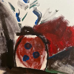 Puede incluir: Una pintura abstracta sobre lienzo con trazos audaces de pintura roja, negra y azul. Una forma circular central en rojo contiene tres puntos azules distintos, rodeada de áreas texturizadas rojas y negras sobre un fondo blanco.
