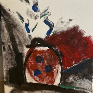Puede incluir: Un lienzo rectangular con una composición abstracta que presenta una forma central redondeada en rojo con tres puntos azules. La obra utiliza trazos audaces de pintura negra, roja, azul y verde sobre un fondo blanco con un pequeño símbolo de corazón.
