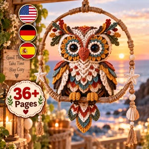 Op de afbeelding: Een gehaakte uil wandhanger met een veelkleurig ontwerp in tinten oranje, teal, bruin en wit. De uil zit op een ronde houten ring versierd met houten kralen, zeesterren en schelpen, met de tekst 36+ Pages.