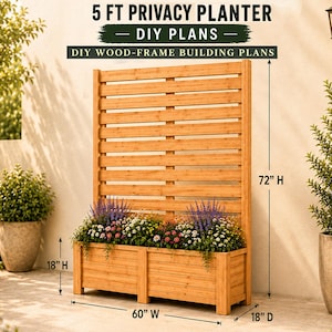 Könnte beinhalten: Ein hölzerner Sichtschutz-Pflanzkasten mit hohem Lamellengitter. Der Text lautet 5 FT PRIVACY PLANTER DIY PLANS DIY WOOD-FRAME BUILDING PLANS. Die Maße betragen 152,4 cm Breite, 45,7 cm Tiefe und 182,9 cm Höhe, bepflanzt mit bunten Blumen.