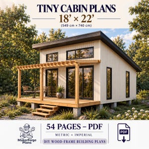 Puede incluir: Planos de cabaña pequeña para una estructura de 18' x 22' (549 cm x 740 cm). El documento es un PDF de 54 páginas con planos de construcción de estructura de madera. La imagen muestra una cabaña clara con pérgola de madera y terraza.