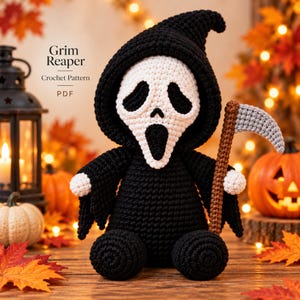 Könnte beinhalten: Eine gehäkelte Sensenmann-Puppe mit einer weißen Maske mit schwarzen Augen- und Mundöffnungen, einer schwarzen Kapuzenrobe und einer Sense mit braunem Stiel und grauer Klinge. Der Text "Grim Reaper Crochet Pattern PDF" ist oben links zu sehen.