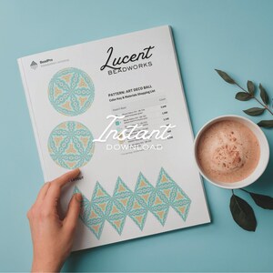 Puede incluir: Un documento instructivo blanco titulado Lucent Beadworks que presenta un patrón de bola Art Déco con diseños geométricos en azul cerceta y amarillo, una clave de color, una lista de materiales y un diagrama con el texto Instant Download.