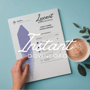 Może przedstawiać: Biały dokument instruktażowy zatytułowany Lucent Beadworks Cobalt Ombre Fringe Earrings z ilustracją niebieskiego wzoru z koralików, listą zakupów materiałów oraz tekstem Instant Download w białym piśmie odręcznym i drukowanym.