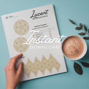 Puede incluir: Un documento instructivo blanco titulado Lucent Beadworks que presenta un patrón de adorno Gold Stars con dos diseños circulares y un diseño plano. La página incluye una clave de color, una lista de compras de materiales y el texto Instant Download.