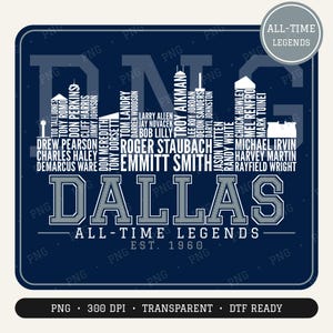 Può includere: Un design grafico blu scuro con una silhouette di skyline bianca composta dai nomi dei giocatori di football di Dallas. Il testo include DALLAS, ALL-TIME LEGENDS, EST. 1960 e un elenco di nomi come EMMITT SMITH, ROGER STAUBACH e TROY AIKMAN.