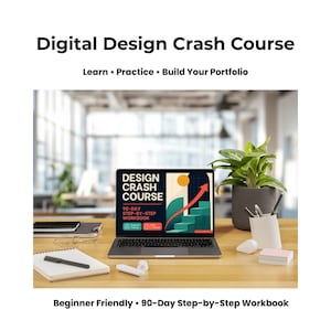 Può includere: Un computer portatile che mostra la copertina di un manuale di 90 giorni per un corso intensivo di design digitale. Lo schermo presenta un grafico con una freccia rossa, scale verdi e un cerchio giallo. Il testo recita Design Crash Course 90-Day Step-By-Step Workbook.
