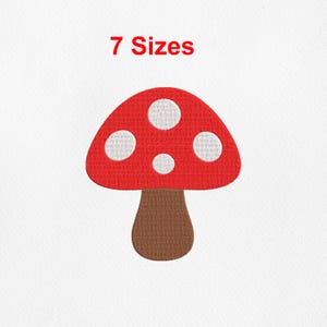 Puede incluir: Un parche bordado que presenta un sombrero de hongo rojo con cuatro puntos circulares blancos y un tallo marrón. El texto 7 Sizes está impreso en rojo sobre el diseño del hongo. El bordado tiene un patrón de puntadas texturizado visible.
