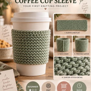 Op de afbeelding: Een saliegroene gebreide koffiebekerhoes met ribbelsteektextuur op een witte papieren beker. De afbeelding bevat de tekst: FIRST-KNIT COFFEE CUP SLEEVE, YOUR FIRST KNITTING PROJECT, Good Coffee Happier Hands, A smaller kinder brighter tomorrow, Beginner.