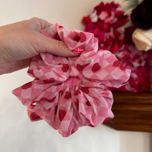 Rosa Vichy-Karo Kirsch Scrunchie - Haar Accessoire